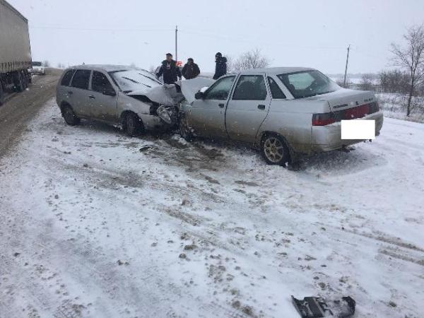 На Ставрополье на скользкой дороге столкнулись две легковушки, пострадала супружеская пара
